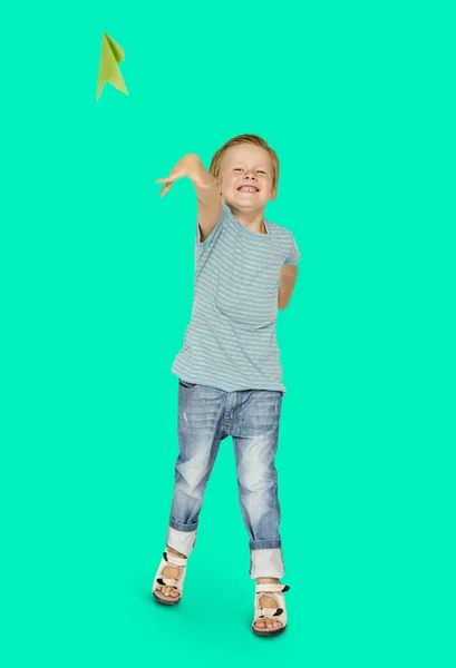 Boy spouštějící papíru palne — Stock fotografie