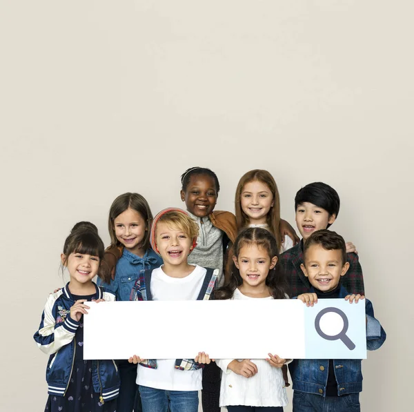 Niños sosteniendo marco de barra de búsqueda — Foto de Stock