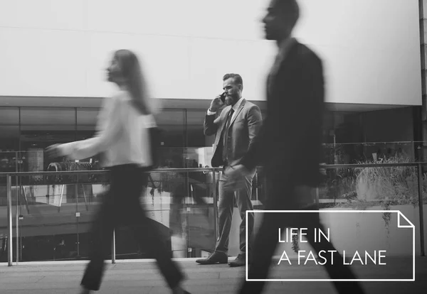 Gente de negocios caminando en la calle —  Fotos de Stock