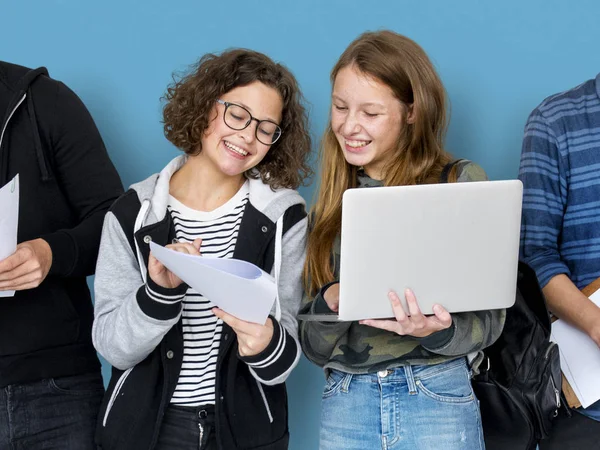 Estudantes que utilizam dispositivos digitais — Fotografia de Stock