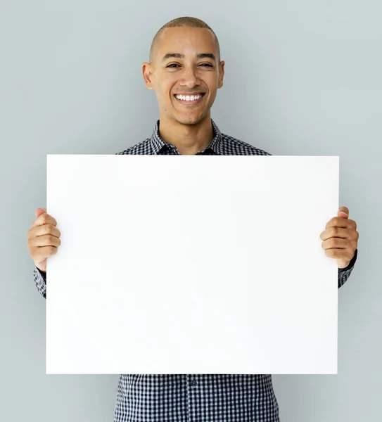 Pria yang memegang plakat putih kosong — Stok Foto