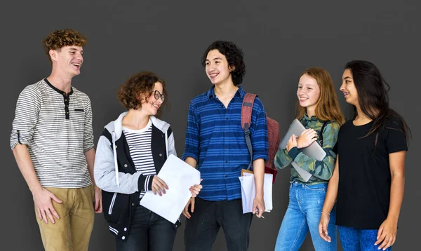 Studenti diversi insieme in studio — Foto Stock