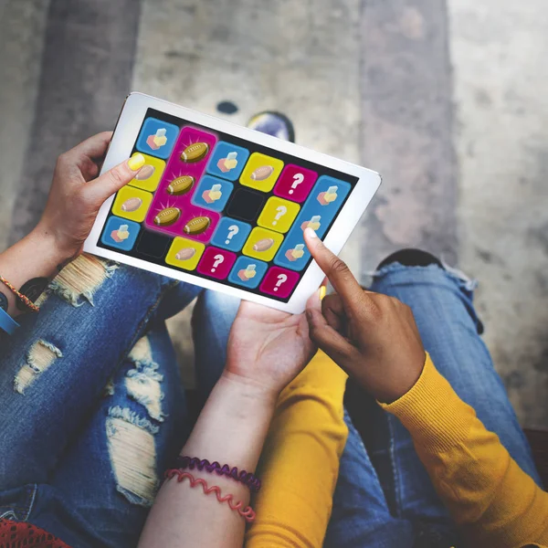 Pessoas usando tablet digital — Fotografia de Stock
