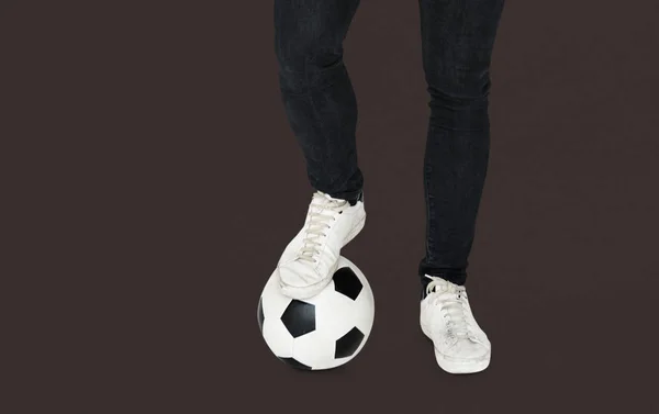 Pieds jouant avec le ballon de football — Photo