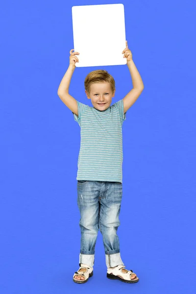 Niño sosteniendo tablero en blanco — Foto de Stock