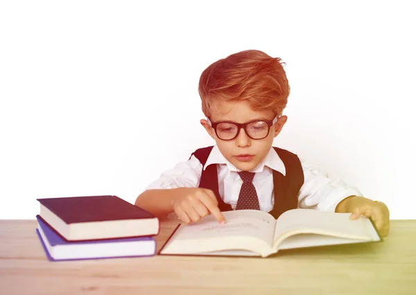 Colegial leyendo el libro — Foto de Stock