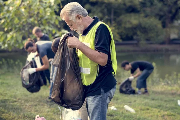 La gente recoge basura en el parque —  Fotos de Stock