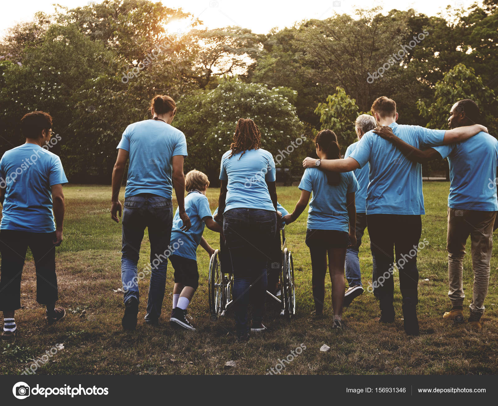 Два человека общаются. Группа людей. Молодые люди. Молодежь в телефонах. Человек и группа людей.