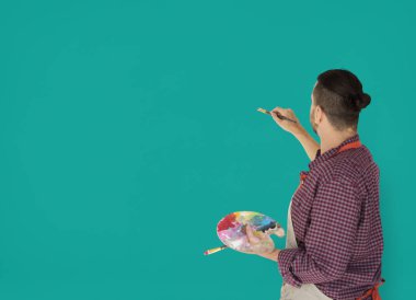 adam boş duvara çizim