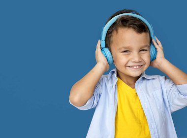 Kulaklık takmış çocuk