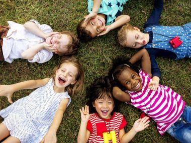 çocuklar çim üzerinde yalan