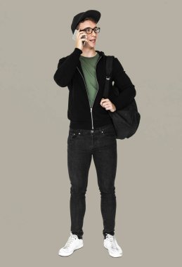 üzerinde telefon duran konuşan adam 