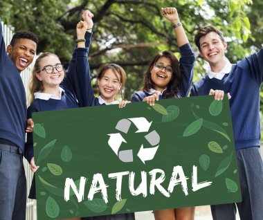 Afiş tutarak öğrenciler