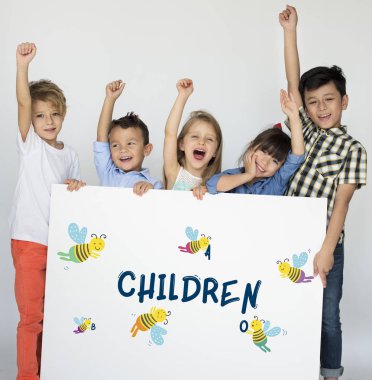Banner tutan çocuk 