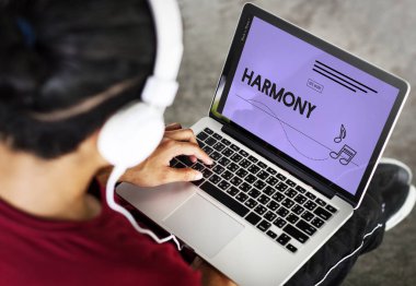 dizüstü bilgisayarda klavyede yazan adam