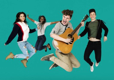 İnsanlar gitar ile atlama