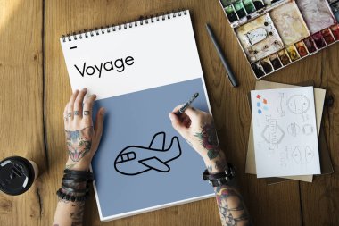 Dövmeli kişi Not Defteri'nde çizim 