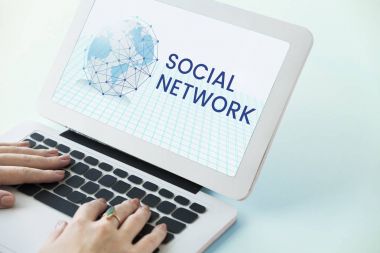 Eller dizüstü bilgisayarda çalışıyor