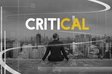 Çatı katında oturan işadamı 