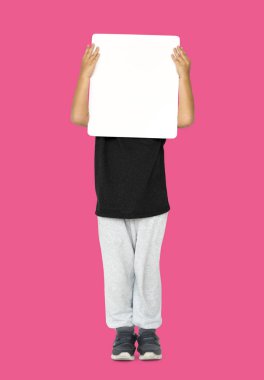 boş afişini suratla kapsayan çocuk