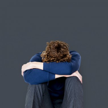 stresli öğrenci tek başına oturmak