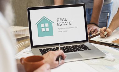 insan eli masada dizüstü bilgisayar kullanarak