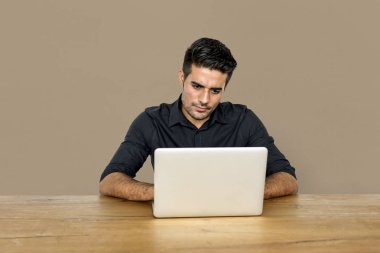 Dijital aygıt kullanan adam