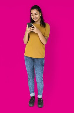 Akıllı telefon kullanan kadın 