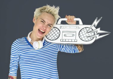 Kağıt boombox dövmeli kadın