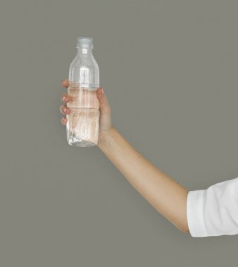 plastik şişe tutan el