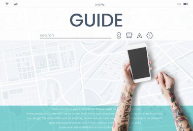 Akıllı telefon kullanan dövmeli kişi.