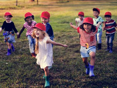 Sahasında oynayan çocuklar 