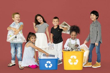 atık geri dönüşüm için çocuklarla