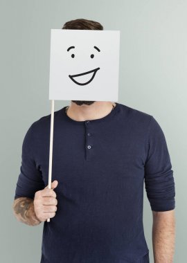 Kağıt bayrak ile yüz kapsayan adam