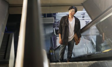 Asansör üzerinde Asya adam