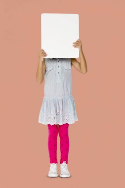 boş afişini suratla kapsayan kız