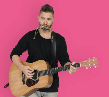 gitar ile yakışıklı adam