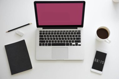Açık tablo üstünde laptop 