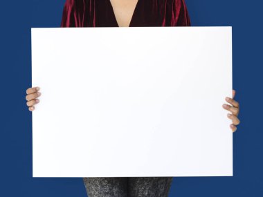 Kağıt afiş tutan kişi