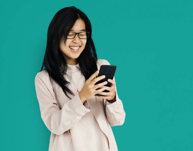 Asyalı kadın Smartphone kullanarak gülümseyen