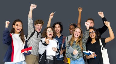 stüdyoda ayakta öğrenciler gülümseyen 