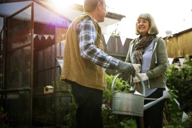 arka bahçesinde üzerinde birlikte çift