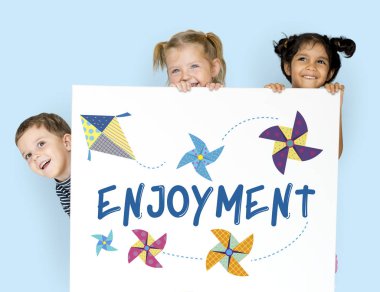 Çocuk afişini saklanıyor