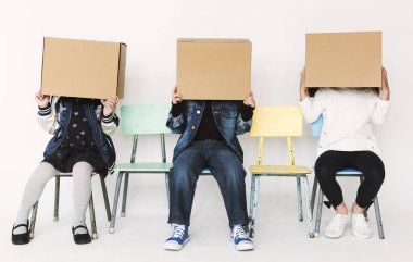 sandalye üzerinde oturan çocuklar