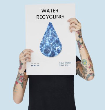 Dövmeli kişi holding afiş.