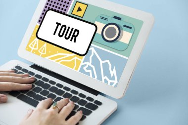 Dizüstü bilgisayarda yazan kadın klavyesi