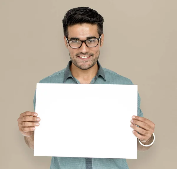 Hombre sosteniendo pancarta — Foto de Stock