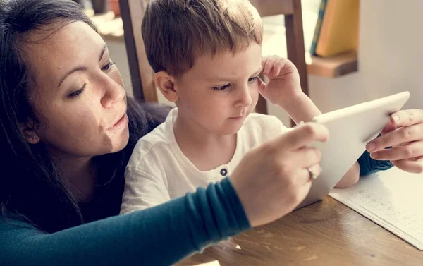 Anne ve oğlu tablet kullanma — Stok fotoğraf