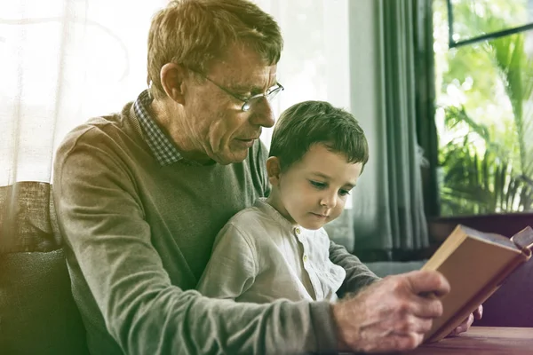 Grootvader en kleinzoon leesboek — Stockfoto