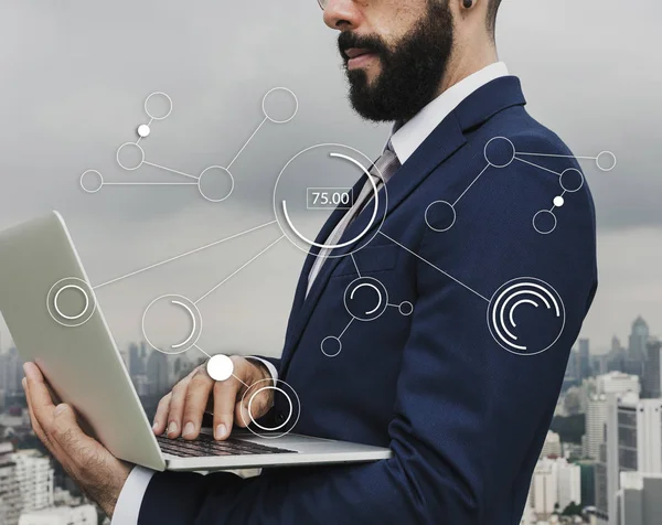 Επιχειρηματία στο κοστούμι χρησιμοποιώντας φορητό υπολογιστή — Φωτογραφία Αρχείου
